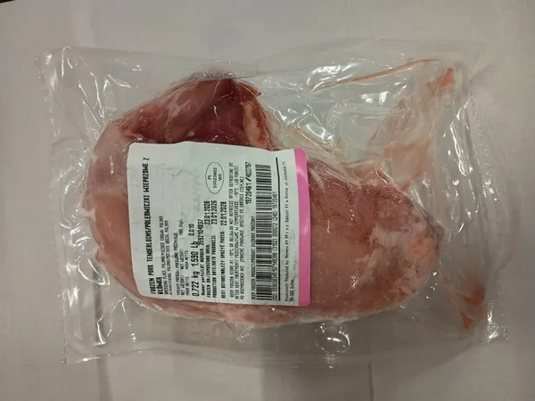 Frozen pork tenderloin // with head // w/o chain//1 piece vac// 10 kg carton 6