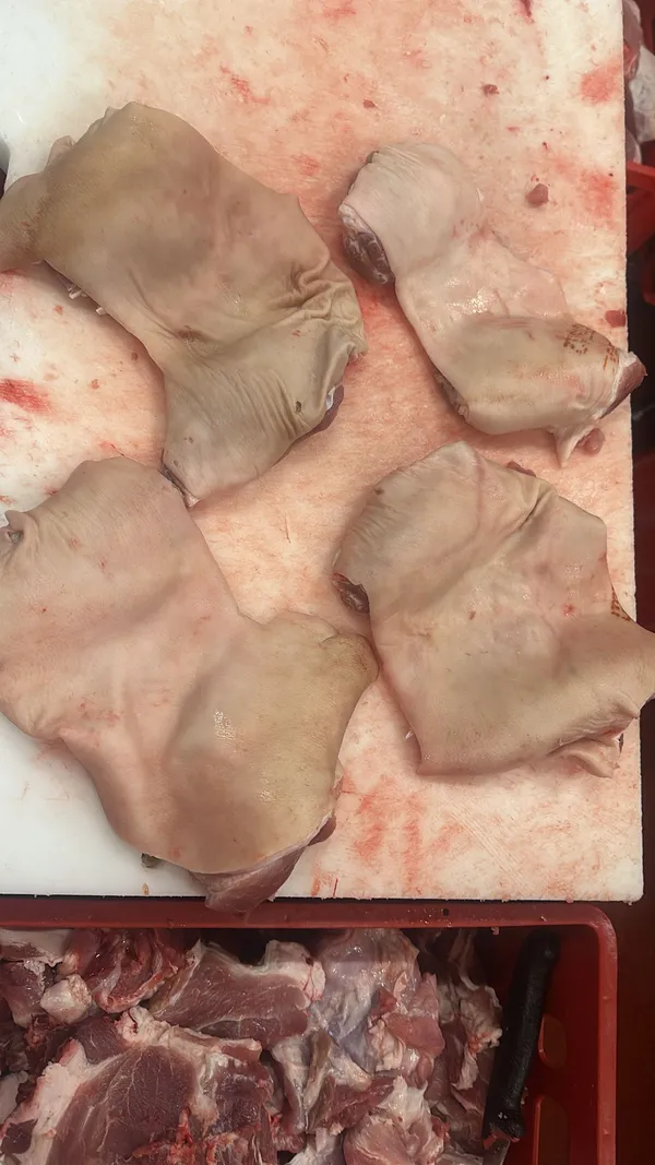 Frozen Shank meat - skin on price 2,05 eur exw 4