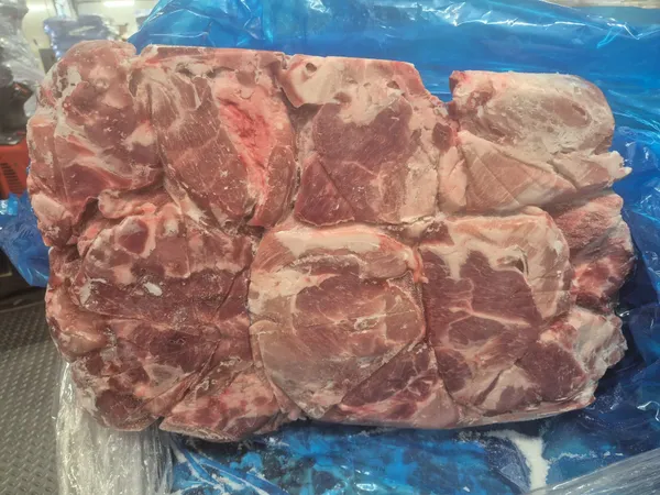Frozen pork boneless collar parts - polyblock price 3,20 eur exw 9
