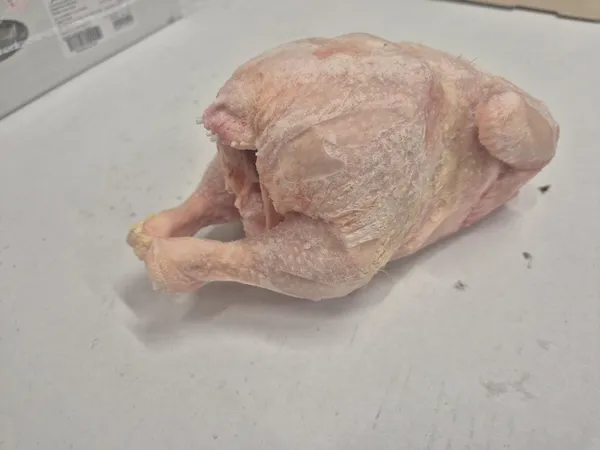 Whole chicken - 900 gr , ivp 10 pieces in carton , production 02.2026 , shelf life 12 months from production data .Possible with Halal certyfication .Price 1,95 eur exw. 9