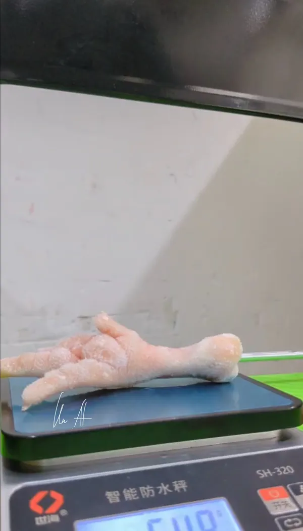 Frozen chicken feet & paws . GACC CIFER 4