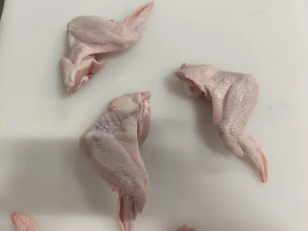 Frozen chicken wings 3j.